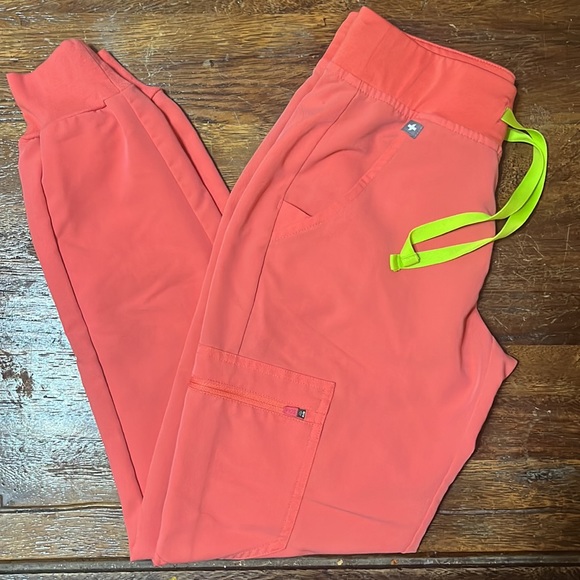 FIGS Zamora joggers 🥰 - Picture 2 of 5